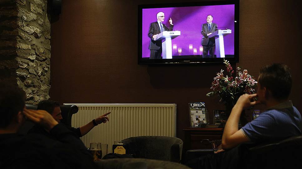 Глава правительства Шотландии Алекс Сэлмонд и экс-глава британского Минфина, руководитель кампании &amp;quot;Лучше вместе&amp;quot; Алистер Дарлинг (на экране)