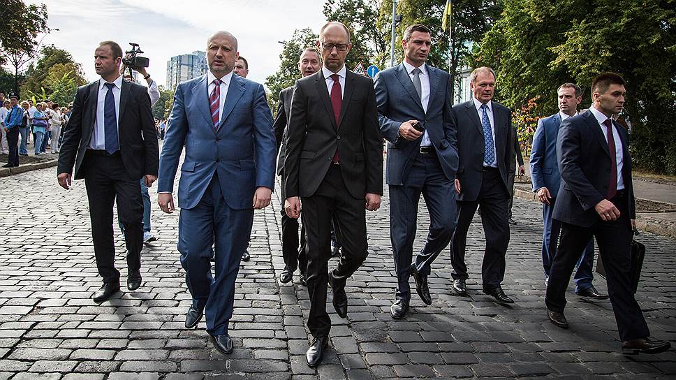 Украинское руководство (в центре — премьер Арсений Яценюк) идет на выборы в условиях войны