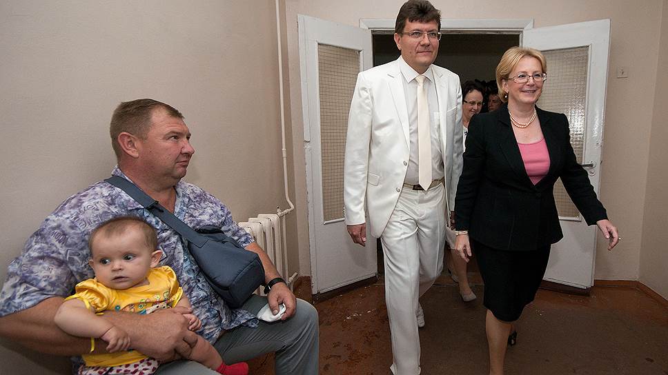 Министр здравоохранения России Вероника Скворцова (справа) во время посещения Детской Республиканской больницы