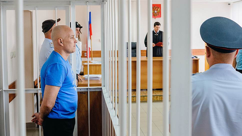 Обвиняемый в захвате заложников в белгородском офисе банка &amp;quot;Западный&amp;quot;, &amp;quot;белгородский захватчик&amp;quot; Александр Вдовин (слева) во время заседания Октябрьского районного суда города Белгорода