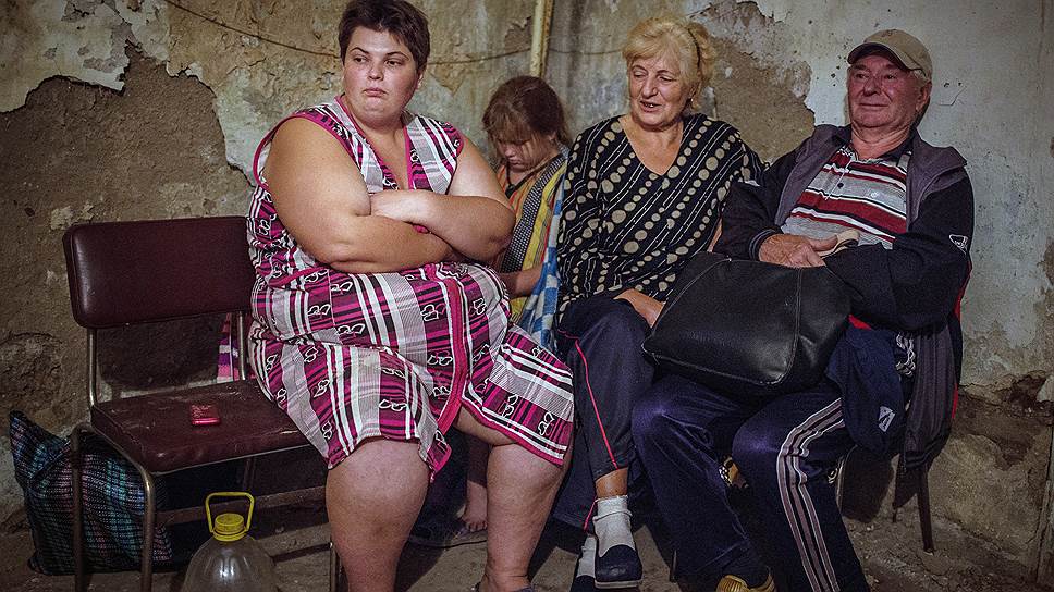 Жители Новоазовска пережидают артиллерийский обстрел в подвале разрушенной столовой