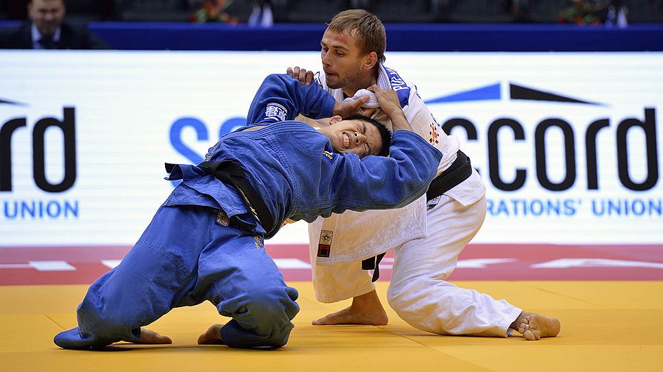 Михаилу Пуляеву (в белом кимоно) все-таки не удалось одолеть в финале титулованного японца Масаси Эбинуму 