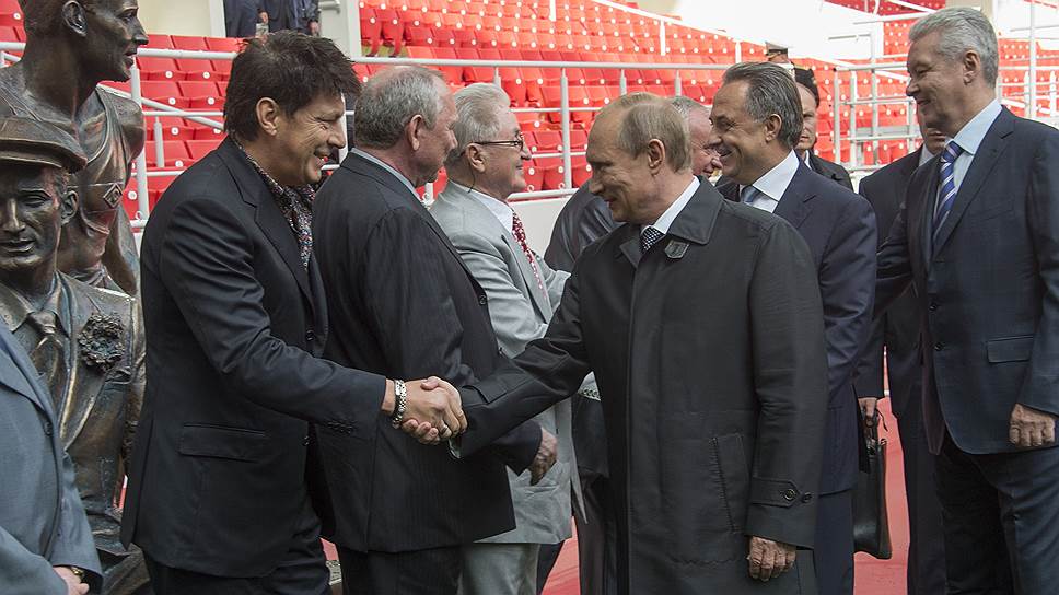 Легендарный спартаковский вратарь Ринат Дасаев и президент России Владимир Путин взаимно увековечили друг друга рукопожатием