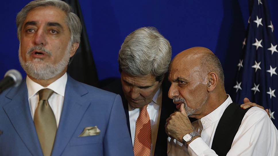 Кандидаты в президенты Афганистана Абдулла Абдулла (слева) и Ашраф Гани Ахмадзай (справа) и госсекретарь США Джон Керри
