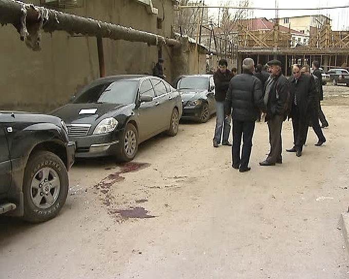 Оперативники работают на месте убийства главы Магарамкентского района Дагестана Абрека Гаджиева.
