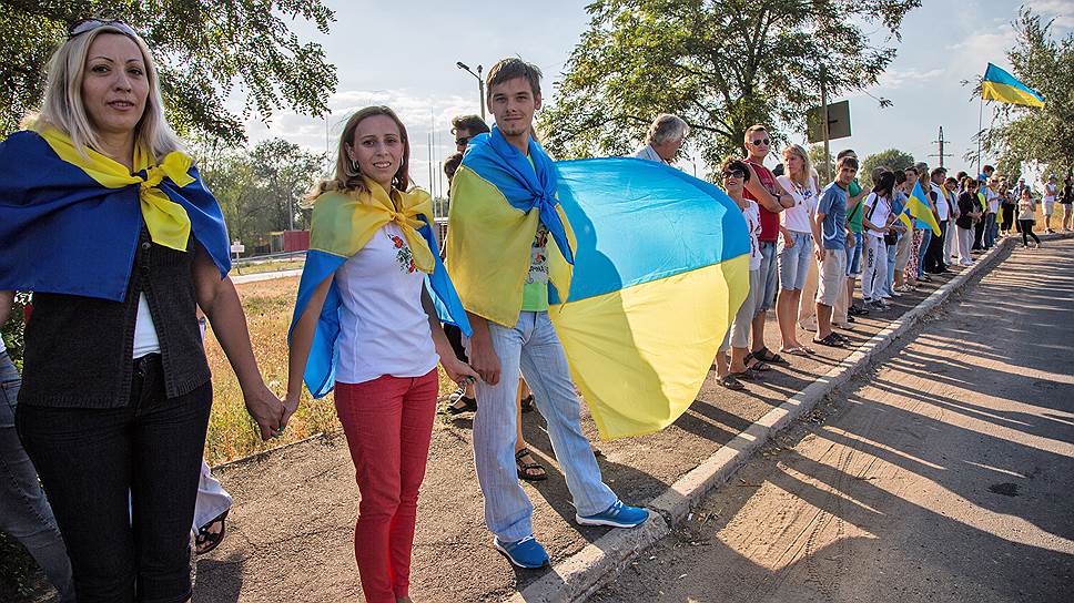 Акция за единую Украину на восточном выезде из Мариуполя