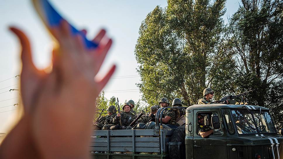 Участники акции за единую Украину на восточном выезде из Мариуполя встречают военнослужащих украинской армии