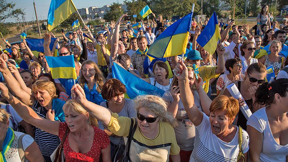 Акция за единую Украину на восточном выезде из Мариуполя