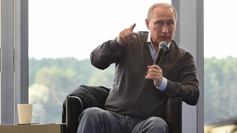 Президент России Владимир Путин во время встречи с участниками форума &amp;quot;Селигер&amp;quot;
