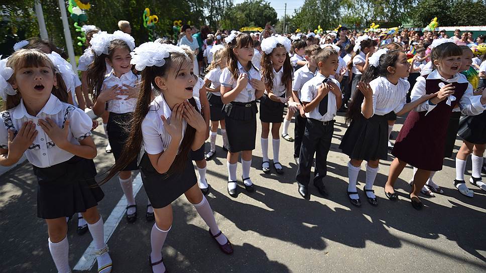Празднование Дня знаний в школе города Кореновск. Ученики на линейке