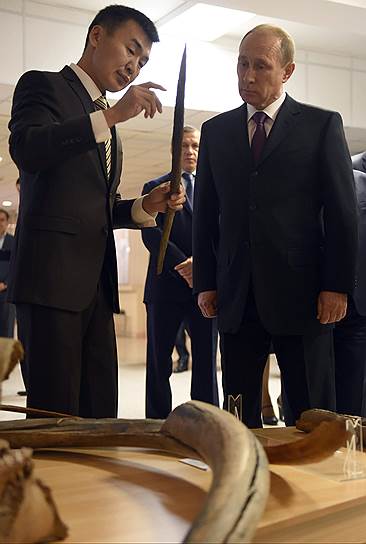 В Музее мамонта Владимиру Путину показали копье из рога носорога