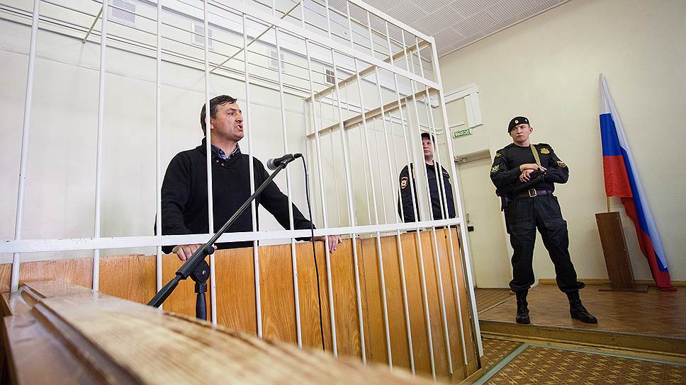 Первый замгубернатора Омской области Юрий Гамбург (слева) в зале суда