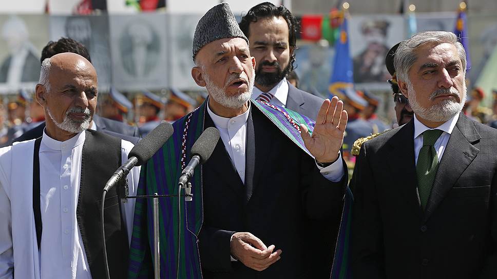 Уходящий президент Афганистана Хамид Карзай (в центре) и кандидаты в президенты Афганистана экс-глава МИДа Абдулла Абдулла (справа) и экс-министр финансов Ашраф Гани Ахмадзай