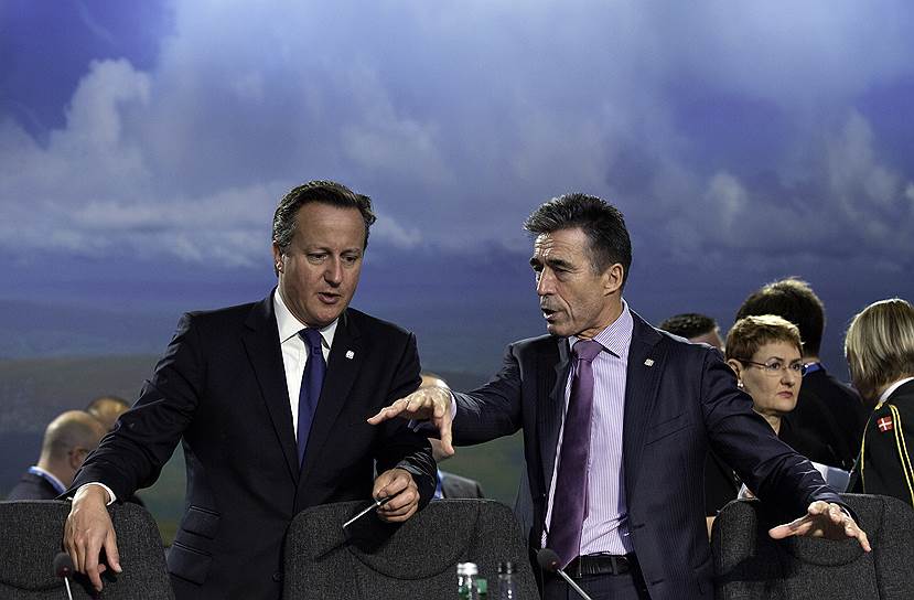 Участники саммита НАТО приняли решение о стратегическом развороте в сторону Восточной Европы (на фото — премьер Британии Дэвид Кэмерон и генсек НАТО Андерс Фог Расмуссен)