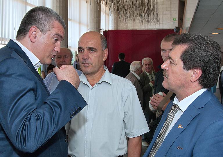 Ремзи Ильясов (справа) утверждает, что на выборы придет 50% крымских татар, а Сергей Аксенов (слева) обещает им средства на обустройство
