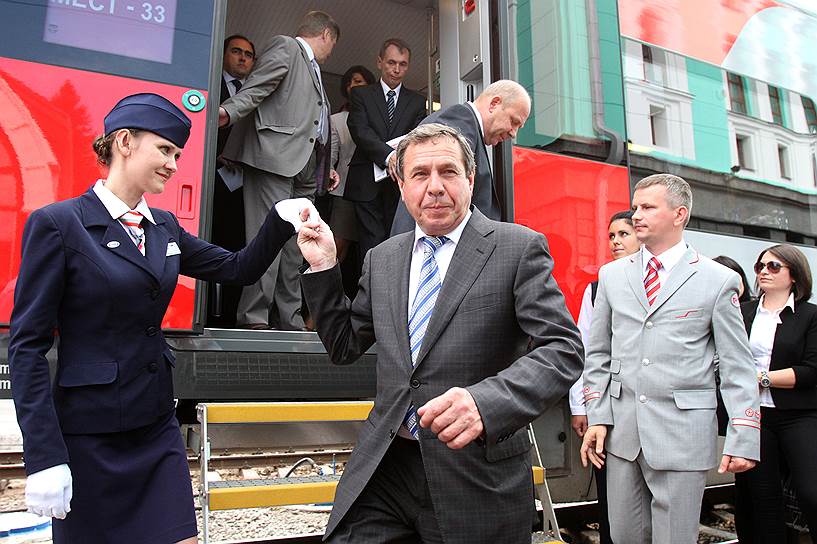 Владимир Городецкий в ходе кампании подчеркнуто занимается хозяйством: запускает поезда, проверяет дороги