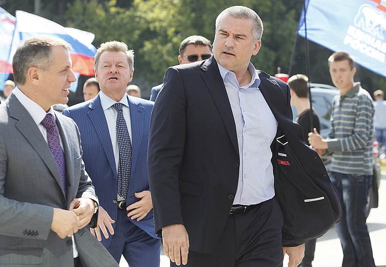 Сергей Аксенов (в центре) готов стать главой Крыма, а Владимир Константинов (слева) — спикером Госсовета