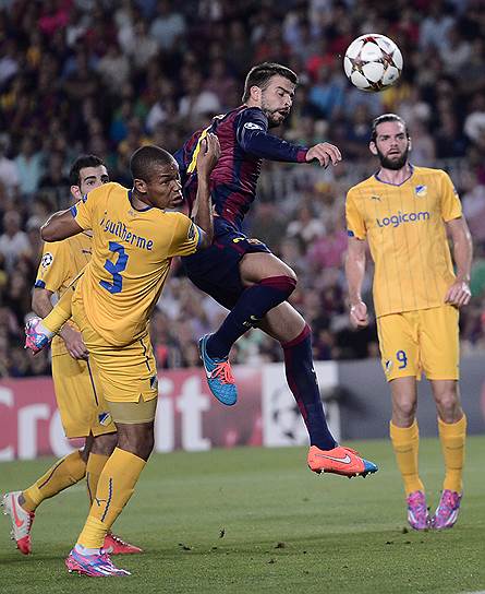Могучая «Барселона» обыграла скромный АПОЭЛ благодаря единственному голу, забитому Херардом Пике (в центре) после подачи Лионеля Месси 