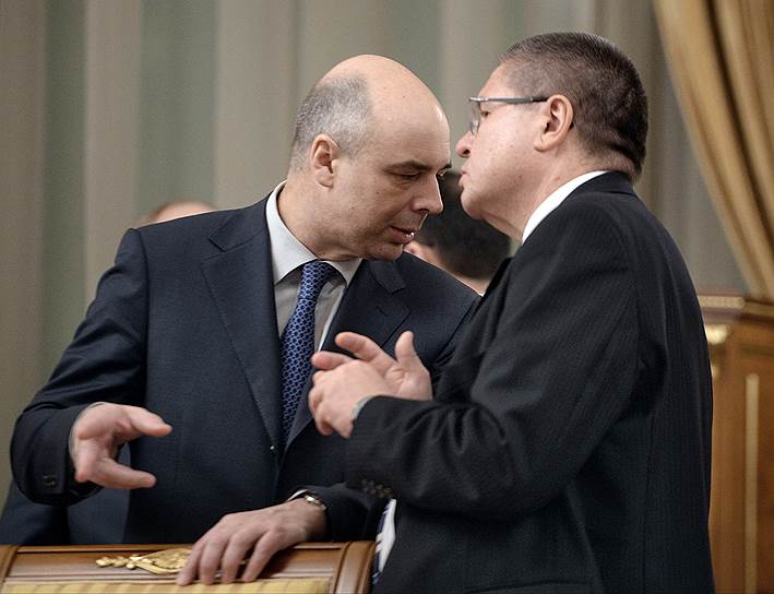 Министры финансов Антон Силуанов (слева) и экономики Алексей Улюкаев договорились, что бюджет на 2015–2017 годы будет умеренно оптимистичным несмотря на санкции и стагнацию