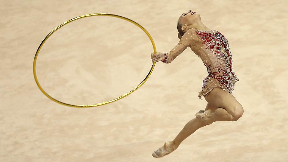 Яна Кудрявцева в первый день чемпионата мира завоевала две золотые медали — в упражнениях с обручем и мячом