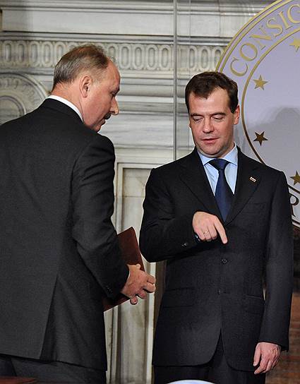 Пока у премьер-министра Дмитрия Медведева есть все основания удовлетворить около 10% от заявки главы Внешэкономбанка Владимира Дмитриева (слева) на докапитализацию