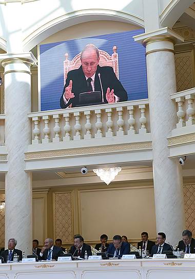 Во Дворце торжеств города Атырау во время пленарного заседания Владимир Путин выглядел особенно убедительно