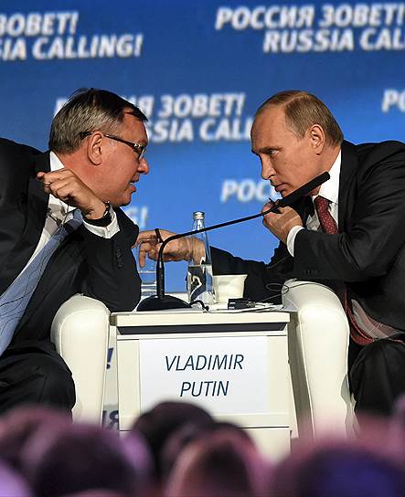 Глава ВТБ Андрей Костин (слева) и президент России Владимир Путин договорились на инвестиционных форумах понимать друг друга без слов