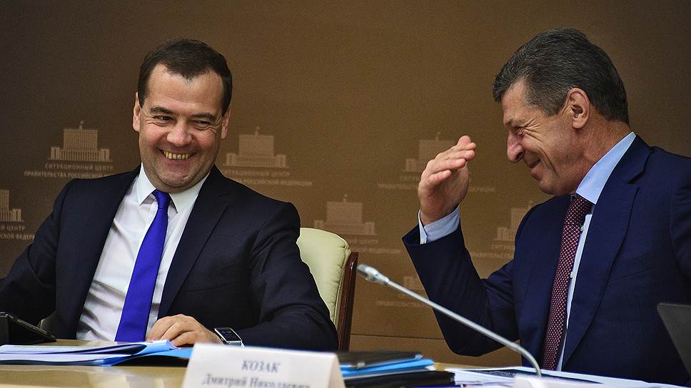 Председатель правительства РФ Дмитрий Медведев и его заместитель Дмитрий Козак с оптимизмом смотрят на новые правила распределения субсидий регионам