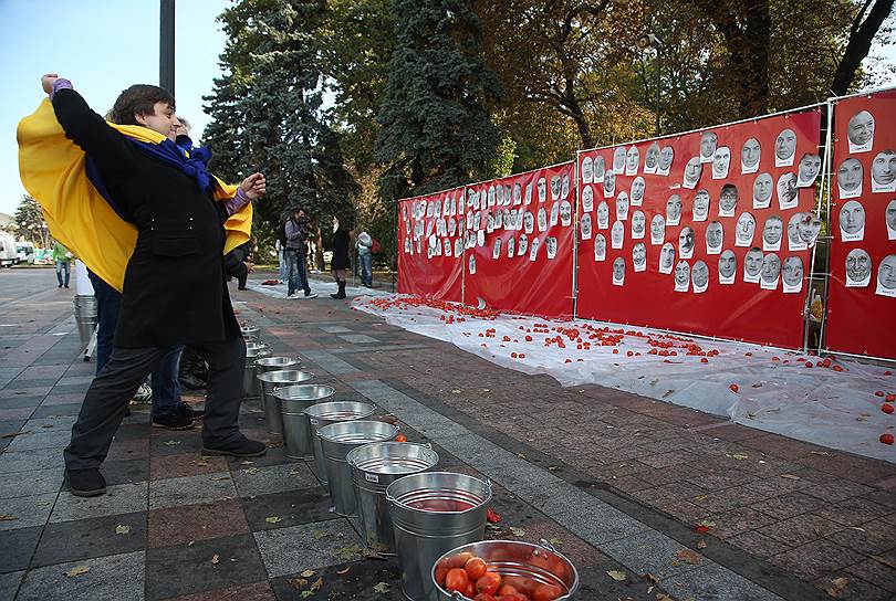 Тех депутатов, которые не голосовали за антикоррупционные законы, активисты Майдана приговорили к «расстрелу помидорами»