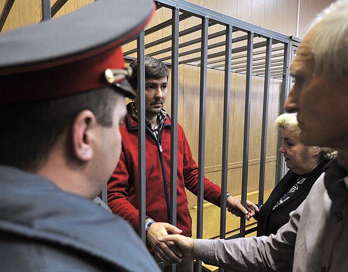 Алексей Шляпников (в центре) убедил суд отпустить его из СИЗО под домашний арест