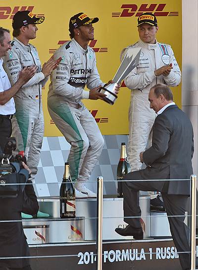 Владимир Путин тоже поднялся на подиум российского этапа «Формулы-1»