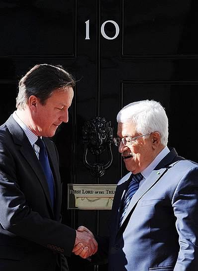 Премьер Британии Дэвид Кэмерон (на фото — с главой ПНА Махмудом Аббасом) назвал возможность признания палестинской государственности «символическим жестом»
