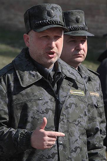 Во главе Нацгвардии будущего министра обороны Степана Полторака (справа) поставил Александр Турчинов (слева)