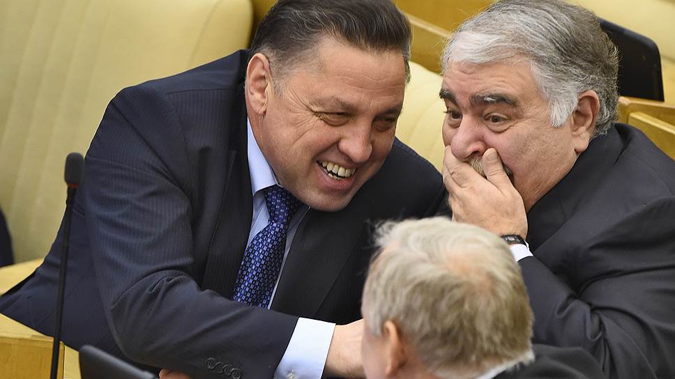 Мандат депутата Госдумы освободился после того, как избранный от Кировской области Вячеслав Тимченко (слева) перешел на работу в СФ