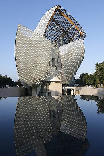 Живой классик архитектуры Фрэнк Гери построил для фонда современного искусства Louis Vuitton то ли бабочку, то ли самолет
