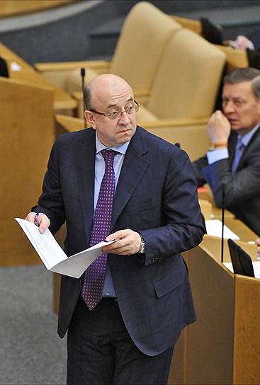 Владимир Плигин напомнил депутатам, что в борьбе с незаконной миграцией не следует противопоставлять россиян и тех, кто законно находится на территории России