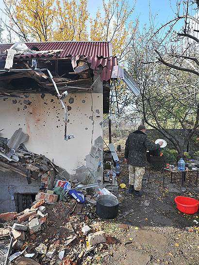 Последствия обстрела поселка Пески участниками АТО Украины