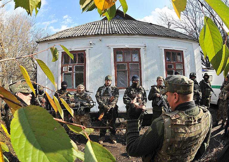 Добровольческий отряд ОУН во время принятия присяги в пригороде Донецка