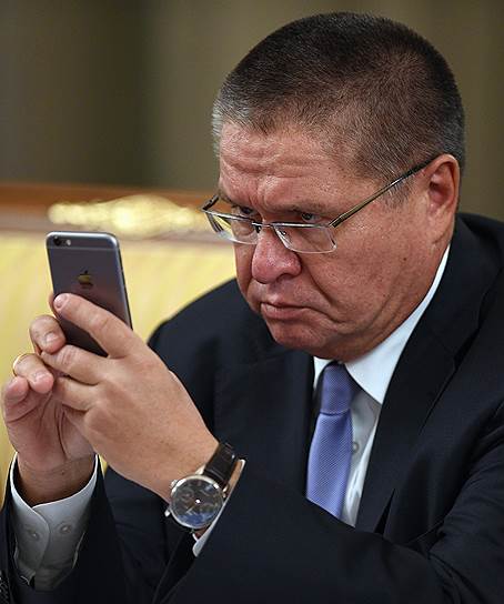 Новости из Росстата не позволяют министру экономики Алексею Улюкаеву рассчитывать на восстановление инвестиций