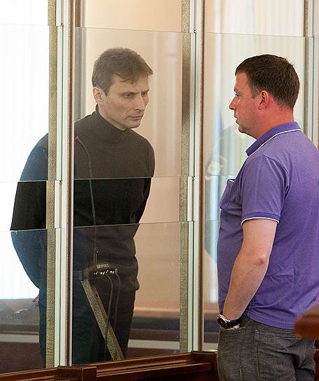 Александр Дмитриев (за стеклом) раскаялся на 300 млн руб.