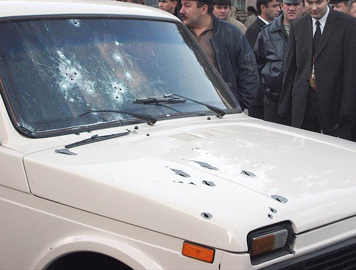 Машина заместителя председателя правительства Карачаево-Черкесской республики была расстреляна в упор из автоматического оружия. Вице-премьер правительства республики 52-летний Ансар Тебуев скончался на месте