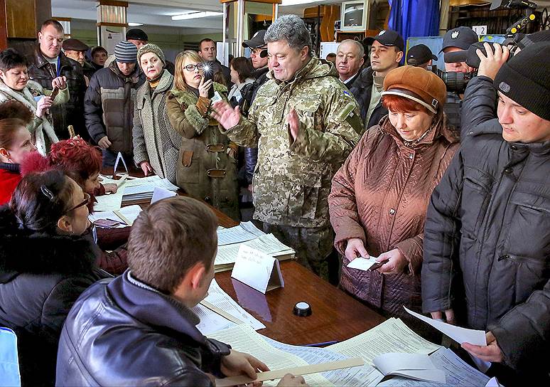 Президент Украины Петр Порошенко, надев камуфляж, отправился в день голосования на Донбасс — в Краматорск — проверить, как там идут выборы