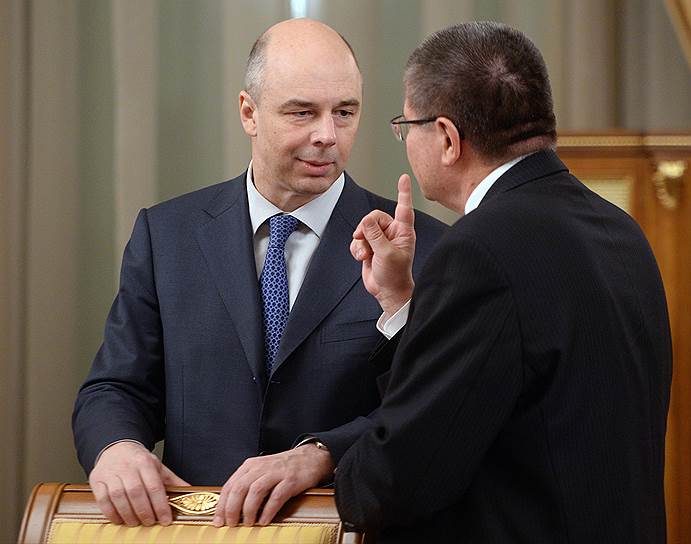 Главы Минэкономики Алексей Улюкаев (справа) и Минфина Антон Силуанов признали, что при сохранении нынешней цены на нефть в 2015 году экономика начнет сокращаться