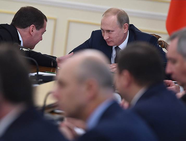 Премьер-министр России Дмитрий Медведев в публичную дискуссию президента России Владимира Путина с министрами не вмешивался, а советы давал