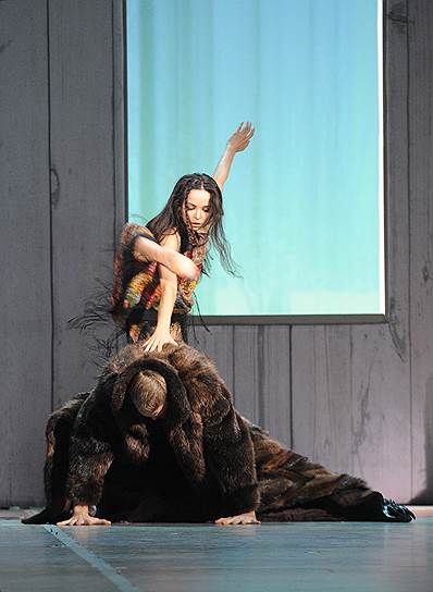 В пророческом сне диковатая Татьяна (Диана Вишнева) находит и приручает мужа-медведя (Алексей Любимов)