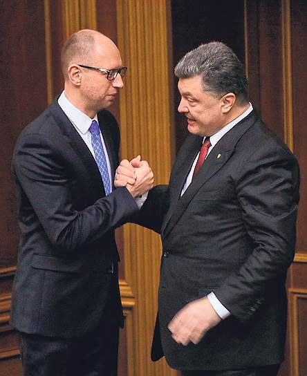 Украинские эксперты сомневаются в прочности коалиции, основу которой составят соратники премьера Арсения Яценюка (слева) и президента Петра Порошенко (справа)