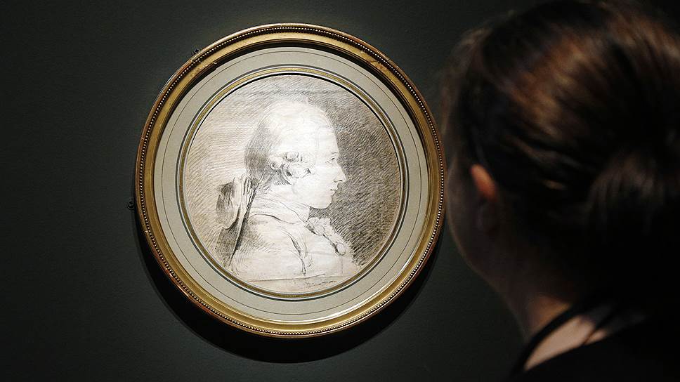 Дух де Сада пронизывает всю выставку, а физическое воплощение всего одно: портрет работы Луи-Мишеля Ван Лоо
