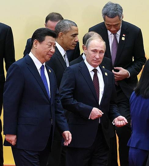 Председатель КНР Си Цзиньпин, президент Соединенных Штатов Америки (США), Барак Обама, президент России Владимир Путин после церемонии совместного фотографирования лидеров экономик форума АТЭС