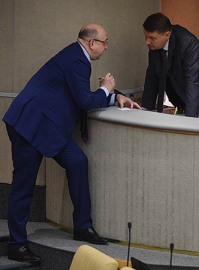 Глава думского комитета по конституционному законодательству единоросс Владимир Плигин (слева) считает, что нормы финансовой дисциплины для партий должны быть жестче 
