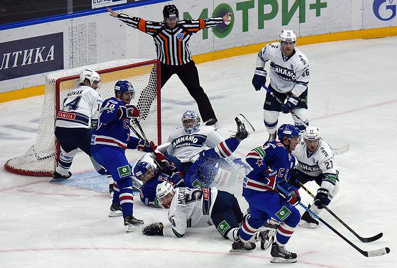 В чемпионате КХЛ СКА (в синей форме) потерпел всего пять поражений, из них два — от московского «Динамо»